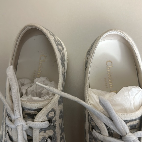 Walk'n'Dior Sneaker
Stone Gray Dior Oblique Embroidered Cotton - Picture 4 of 7